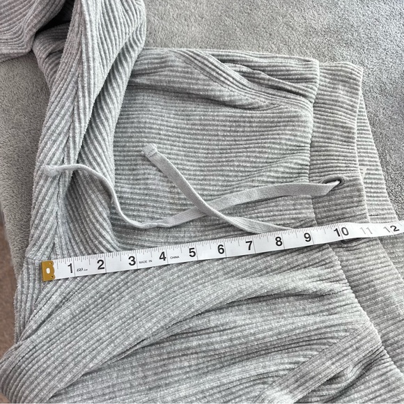 ALO YOGA Women’s Muse Sweatpant Heather Grey size Small - Picture 10 of 12